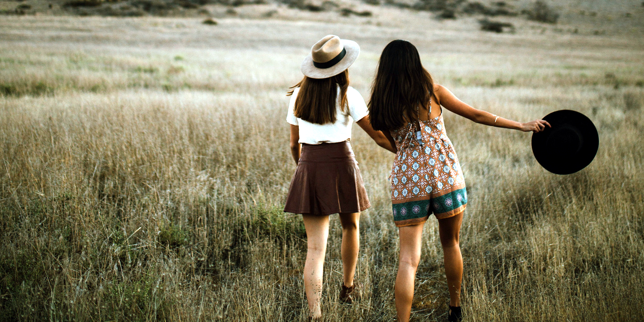 7 Ways To Tell If Someone Was In Your Past Life, According To Psychics